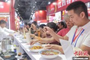 周易占卦“嗦粉”经济火热 中国多地“食力”出圈